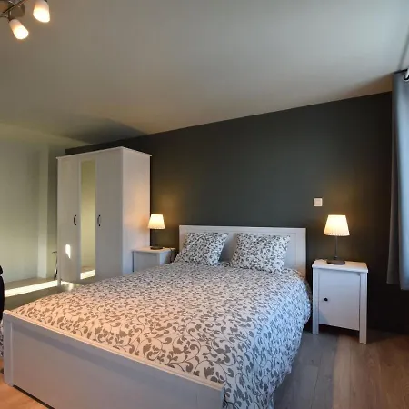 Modern In Florenville With Garden 펜션